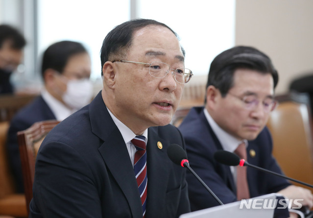 [서울=뉴시스] 김진아 기자 = 홍남기 경제부총리 겸 기획재정부 장관이 17일 서울 여의도 국회에서 열린 기획재정위원회 전체회의에서 질의에 답하고 있다. 2020.03.17. bluesoda@newsis.com