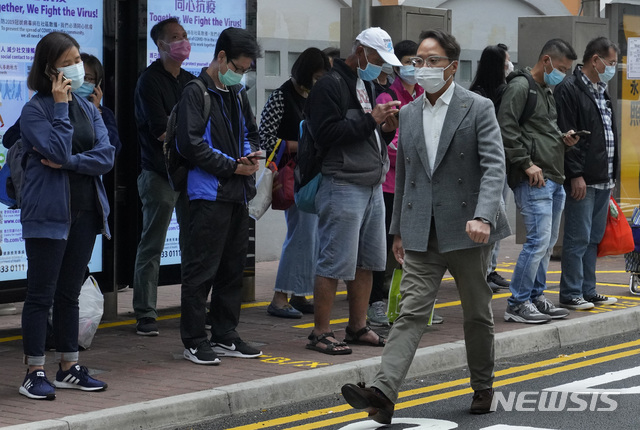 [홍콩=AP/뉴시스]17일(현지시간) 홍콩의 한 거리에서 신종 코로나바이러스 감염증(코로나19)을 우려한 사람들이 마스크를 쓰고 있다. 2020.03.22. 