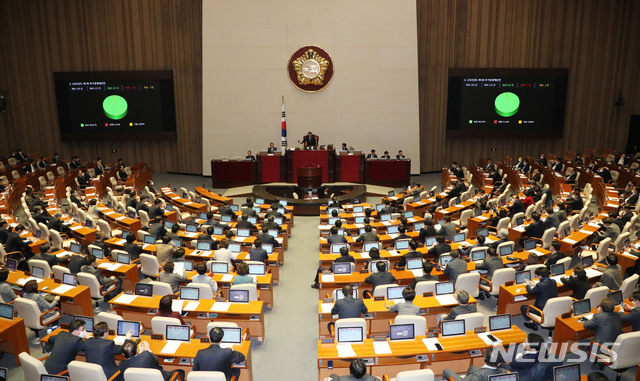 [서울=뉴시스] 김진아 기자 = 17일 서울 여의도 국회에서 열린 본회의에서 2020년도 제1회 추가경정예산안이 통과되고 있다. 2020.03.17. bluesoda@newsis.com