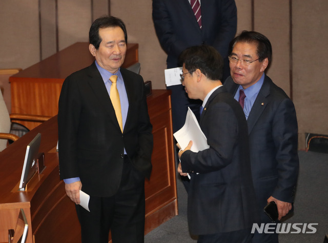 [서울=뉴시스] 김진아 기자 = 정세균 국무총리가 17일 서울 여의도 국회에서 열린 본회의를 마친 후 인사를 나누고 있다. 2020.03.17.&nbsp; bluesoda@newsis.com