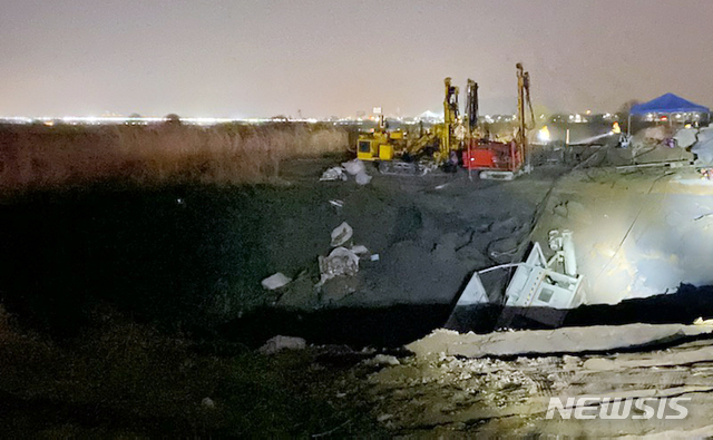 [부산=뉴시스] 지난 2020년 3월18일 오전 5시 2분께 부산 사상구 삼락동 부전~마산간 복선경전철 공사현장에서 둘레 약 50m, 깊이 20m 크기로 지반이 붕괴돼 컨테이너 1개동이 침하됐다. (사진=부산경찰청 제공). 2025.03.18. photo@newsis.com 