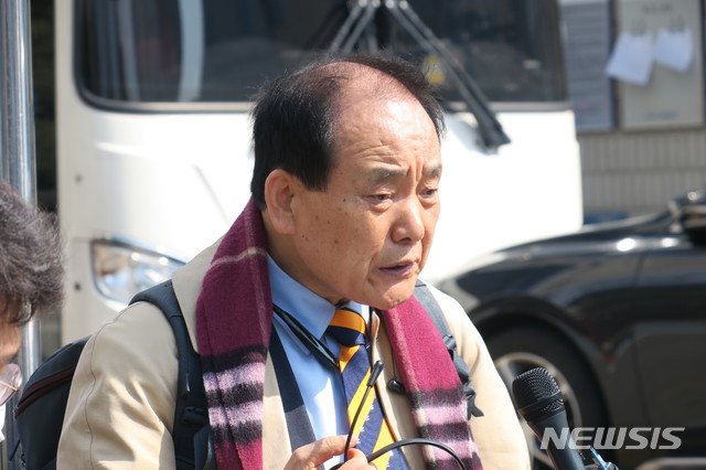 [의정부=뉴시스] 이호진 기자 = 지난해 3월18일 경기 의정부지방검찰청 옆에서 윤석열 검찰총장의 장모 최모씨의 지인과 추모공원 운영권 분쟁을 겪고 있는 노덕봉씨가 진정서 제출에 앞서 기자들과 대화하고 있다. 2020.03.18. asake@newsis.com