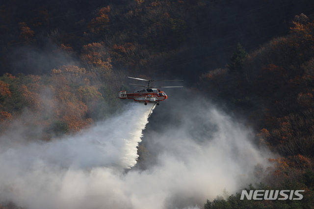 [대전=뉴시스] 산림청 산림항공본부의 산림헬기가 산불을 진화하고 있는 모습.(사진=산림청 제공)