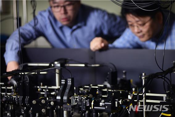 [대전=뉴시스] KRISS 양자기술연구소 연구팀이 비밀공유 양자원격전송 실험을 하고 있다.