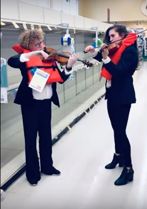 [서울=뉴시스]미국의 바이올린 연주자 2명이 사재기가 한창인 로스앤젤레스의 한 슈퍼마켓 텅 빈 화장지 진열대 앞에서 구명조끼를 입은 채 찬송가 '내 주를 가까이 하게 함은'(Nearer, My God, To Thee)을 연주하는 모습을 담은 동영상이 큰 인기를 끌고 있다. <사진 출처 : 보니 폰 듀이케 유튜브 채널> 2020.3.18