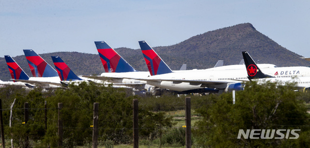 [ 파이날 카운티(미 애리조나주)= AP/뉴시스] 미 국내선 이용객 수의 급감으로 3월16일 애리조나주 파이날 카운티의 항공기 계류장에 발이 묶여있는 델타 항공사의 여객기들.&nbsp; 