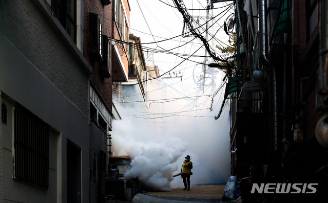[서울=뉴시스]김선웅 기자 = 종로구방역단이 18일 서울 종로구 창신동 일대에서 신종 코로나바이러스 감염증(코로나19) 확산 방지 방역 작업을 진행하고 있다. 2020.03.21. mangusta@newsis.com