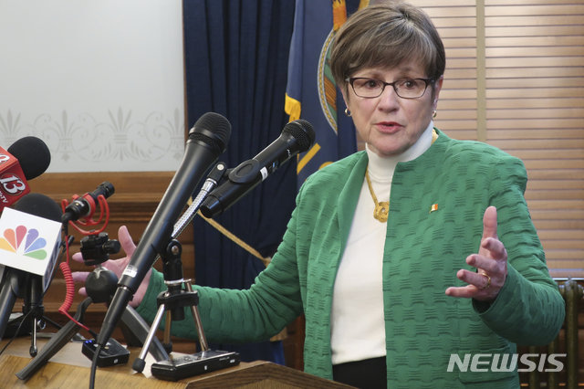 [토페카(미 캔자스주)=AP/뉴시스]로라 켈리 미 캔자스 주지사가 17일(현지시간) 캔자스주 토페카에서의 기자회견에서 이번 학년도 남은 학기 동안 모든 공립 및 사립 학교들에 휴교 명령을 내리겠다고 발표한 후 기자들의 질문에 답하고 있다. 2020.3.18