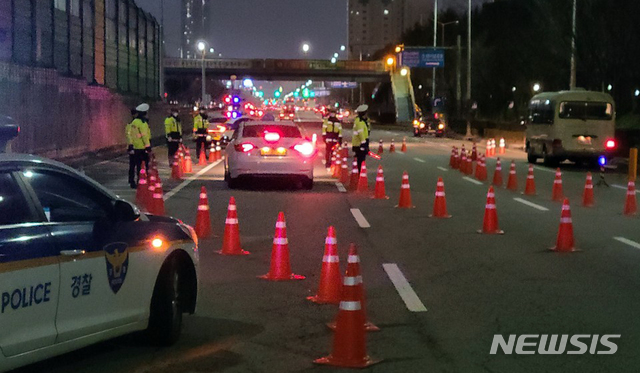 [광주=뉴시스] 변재훈 기자 = 광주 서부경찰서는 지난 17일 오후 광주 서구 유촌동 계수교차로 인근 도로에서 음주운전 의심 차량만 선별해 단속하는 '트랩형' 단속을 벌였다고 18일 밝혔다. (사진=광주 서부경찰 제공) 2020.03.18.photo@newsis.com
