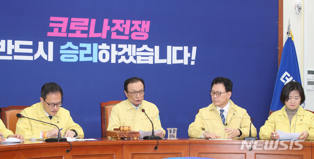 [서울=뉴시스]김명원 기자 = 이해찬 더불어민주당 대표가 18일 오전 서울 여의도 국회 더불어민주당 회의실에서 열린 최고위원회의에 참석해 발언하고 있다.&nbsp; 2020.03.18. kmx1105@newsis.com