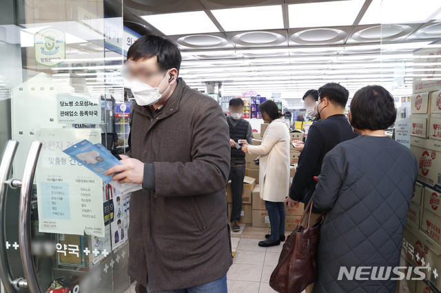 [서울=뉴시스] 박민석 기자 = 마스크 5부제 정책 시행 둘째 주인 18일 오전 서울 종로구 인근 약국에서 한 시민이 공적마스크를 구매한 뒤 약국을 나서고 있다. 2020.03.18. mspark@newsis.com