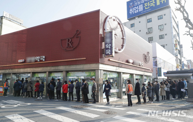 [서울=뉴시스] 박민석 기자 = 마스크 5부제 정책 시행 둘째 주인 18일 오전 서울 종로구 인근 약국에 시민들이 공적마스크를 구매하기 위해 줄을 서 있다. 2020.03.18. mspark@newsis.com