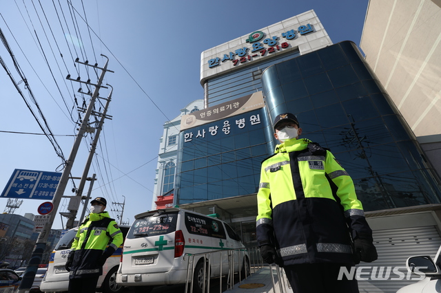 [대구=뉴시스] 전신 기자 = 18일 오전 대규모 확진자가 발생한 대구 서구 한사랑요양병원에는 경찰병력이 배치돼 있다. 2020.03.18.&nbsp; photo1006@newsis.com 