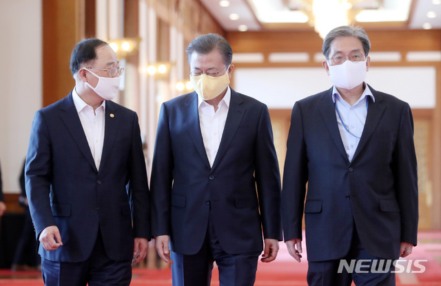 [서울=뉴시스]문재인 대통령과 홍남기 경제부총리 겸 기획재정부 장관, 노영민 대통령 비서실장의 모습. (사진=뉴시스DB). 2020.03.18.