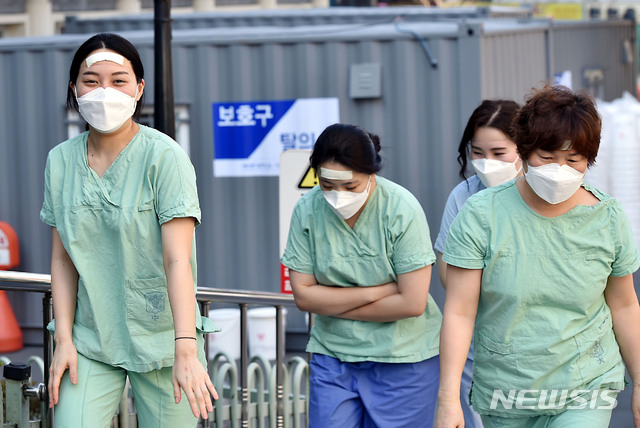 [대구=뉴시스] 이무열 기자 = 신종 코로나바이러스 감염증(코로나19) 지역거점병원인 18일 오전 대구 중구 계명대학교 대구동산병원에서 교대 근무를 마친 의료진이 휴게실로 향하고 있다. 2020.03.18.lmy@newsis.com