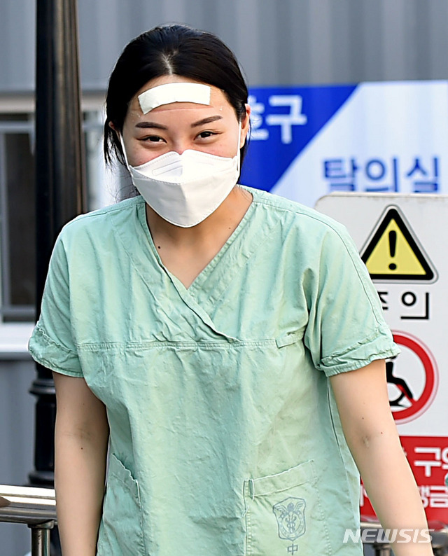 [대구=뉴시스] 이무열 기자 = 신종 코로나바이러스 감염증(코로나19) 지역거점병원인 18일 오전 대구 중구 계명대학교 대구동산병원에서 교대 근무를 마친 의료진이 휴게실로 향하고 있다. 2020.03.18. lmy@newsis.com