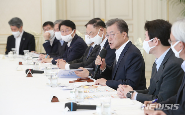 [서울=뉴시스]지난달 18일 경제 주체 원탁회의를 주재한 문재인 대통령의 모습. (사진=뉴시스DB). 2020.03.18. 