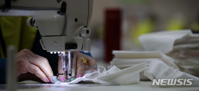 [서울=뉴시스]김선웅 기자 = 노원구 주민들이 18일 서울 노원구청 대강당에서 면마스크를 만들고 있다. 노원구 관내 주민들로 구성된 '면마스크 의병단'은 하루 1200개의 수제 면마스크를 생산해 신종 코로나바이러스 감염증(코로나19) 확산을 막기 위해 관내 사회적 약자들에 전달한다. 2020.03.21. mangusta@newsis.com