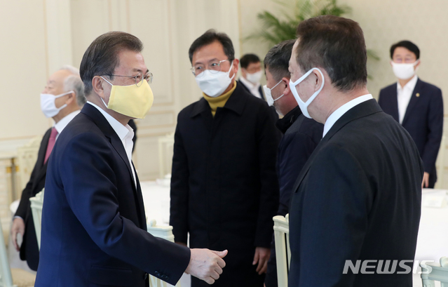 [서울=뉴시스]배훈식 기자 = 문재인 대통령과 박용만 대한상공회의소 회장이 18일 청와대에서 열린 코로나19 대응 논의를 위한 경제주체 원탁회의에 참석해 인사하고 있다. 2020.03.18. dahora83@newsis.com