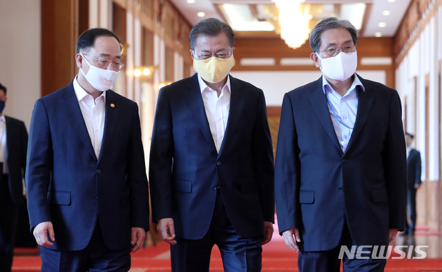 [서울=뉴시스]문재인 대통령과 홍남기 경제부총리 겸 기획재정부 장관, 노영민 대통령 비서실장의 모습. (사진=뉴시스DB). 2020.03.18. 