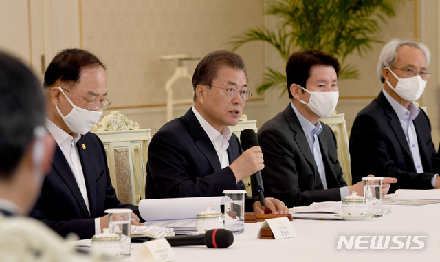 [서울=뉴시스]배훈식 기자 = 문재인 대통령이 18일 청와대에서 열린 코로나19 대응 논의를 위한 경제주체 원탁회의에 참석해 발언하고 있다. 2020.03.18.&nbsp; dahora83@newsis.com