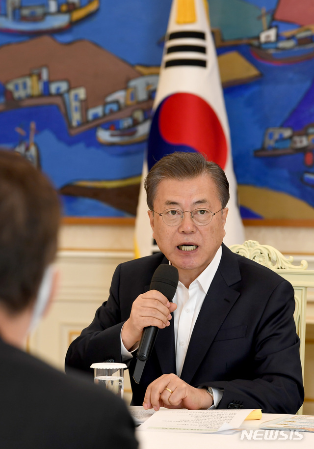 [서울=뉴시스]배훈식 기자 = 문재인 대통령이 18일 청와대에서 열린 코로나19 대응 논의를 위한 경제주체 원탁회의에 참석해 발언하고 있다. 2020.03.18.&nbsp; dahora83@newsis.com