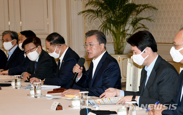 [서울=뉴시스]배훈식 기자 = 문재인 대통령이 18일 청와대에서 열린 코로나19 대응 논의를 위한 경제주체 원탁회의에 참석해 발언하고 있다. 2020.03.18. dahora83@newsis.com