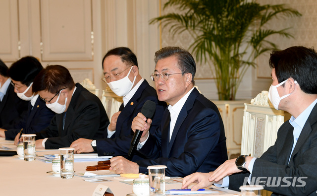 [서울=뉴시스]배훈식 기자 = 문재인 대통령이 18일 청와대에서 열린 코로나19 대응 논의를 위한 경제주체 원탁회의에 참석해 발언하고 있다. 2020.03.18.&nbsp; dahora83@newsis.com