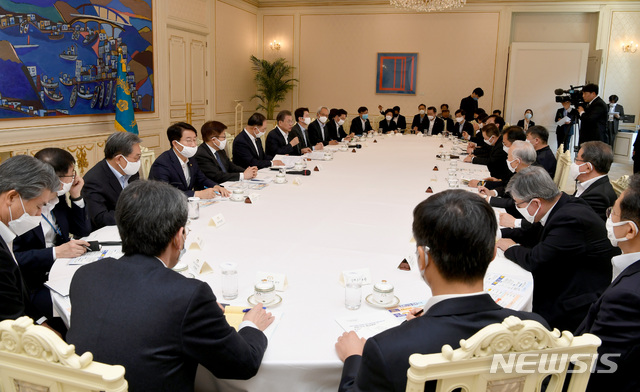 [서울=뉴시스]배훈식 기자 = 문재인 대통령이 18일 청와대에서 열린 코로나19 대응 논의를 위한 경제주체 원탁회의를 주재하고 있다. 2020.03.18.&nbsp; dahora83@newsis.com