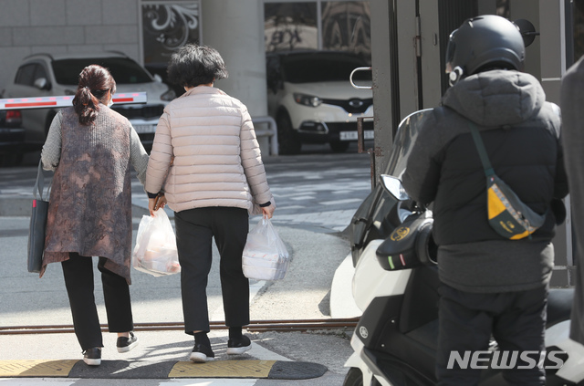 [세종=뉴시스]강종민 기자 = 신종 코로나바이러스 감염증(코로나19) 집단감염이 발생했던 정부세종청사에서 18일 공무원들이 점심식사를 배달음식으로 해결하고 있다. 2020.03.18. ppkjm@newsis.com