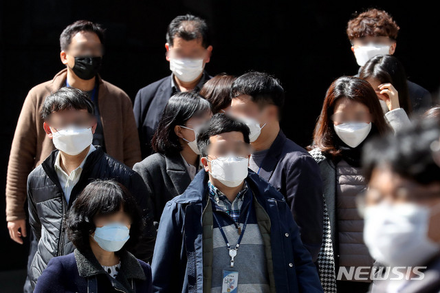 [서울=뉴시스]김병문 기자 = 지난 18일 오전 서울 중구 서울특별시청 인근에서 마스크를 착용한 시민들이 점심식사를 위해 이동하고 있다. <사진은 기사내용과 관련 없습니다.> 2020.03.18. dadazon@newsis.com 