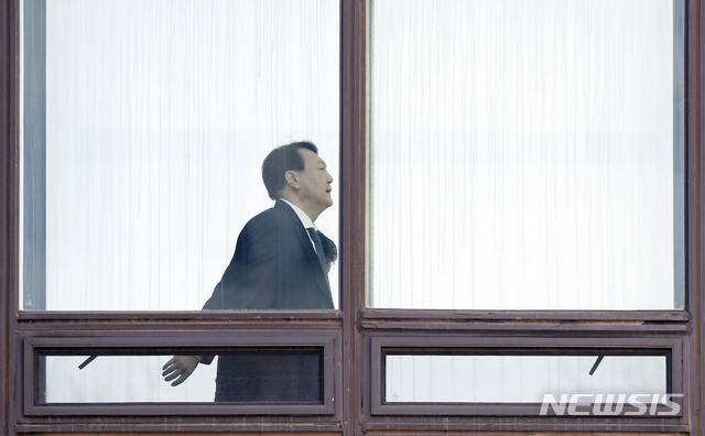 [서울=뉴시스] 최동준 기자 = 윤석열 검찰총장이 지난 3월18일 서울 서초구 대검찰청에서 점심식사 후 집무실로 향하고 있다. 2020.03.18. photocdj@newsis.com