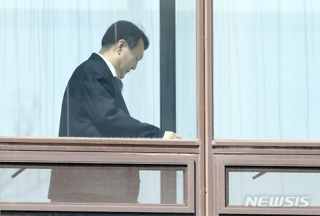 [서울=뉴시스] 최동준 기자 = 윤석열 검찰총장이 18일 서울 서초구 대검찰청에서 점심식사 후 집무실로 향하고 있다. 2020.03.18.&nbsp; photocdj@newsis.com