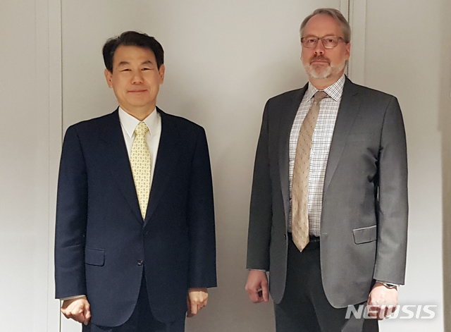 [서울=뉴시스]정은보 한·미 방위비분담협상대사와 제임스 드하트 미 국무부 방위비분담협상대표(정치군사국 선임보좌관)가 17일(현지시간) 미국 로스앤젤레스에서 한·미 방위비분담특별협정 체결을 위한 11차 회의에 참석해 기념촬영을 하고 있다. (사진=외교부 제공) 2020.03.18. photo@newsis.com 