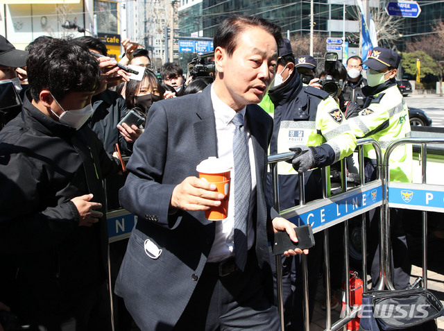 [서울=뉴시스] 김진아 기자 = 한선교 미래한국당 대표가 18일 서울 여의도 미래한국당 당사에서 열린 최고위원회의에 참석하고 있다. 2020.03.18.  bluesoda@newsis.com