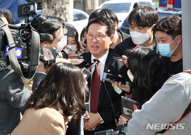 [서울=뉴시스] 김진아 기자 = 정운천 미래한국당 최고위원이 18일 서울 여의도 당사에서 열린 최고위원회의에 참석하고 있다. 2020.03.18. bluesoda@newsis.com