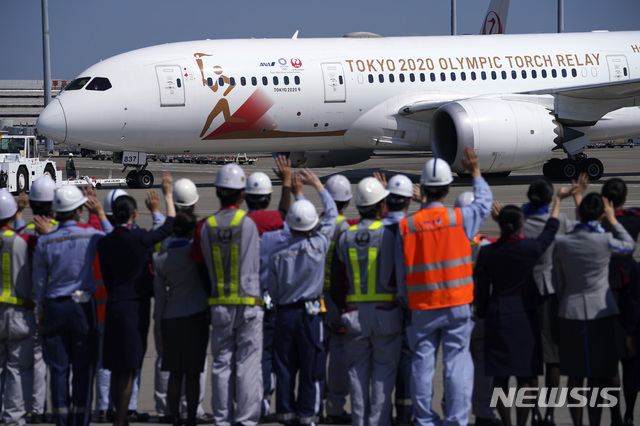 [도쿄=AP/뉴시스]일본 언론은 18일 "그리스에서 채화된 도쿄올림픽 성화를 일본으로 수송하기 위해 이날 특별기가 하네다공항을 통해 아테네로 떠났다"고 전했다.19일 아테네에서 성화 인수식을 갖고, 20일 일본에 도착할 예정이다.특별기는 일본항공(JAL)과 전일본공수(ANA)의 공동운항으로 편명은 'GO2020'이다.