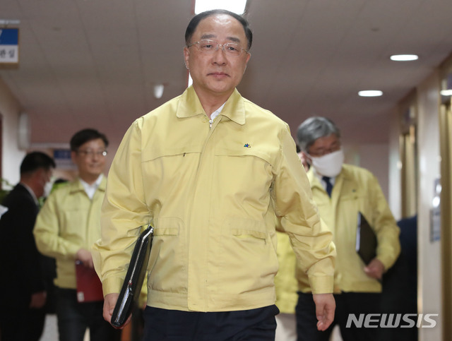 [서울=뉴시스] 박미소 기자 = 홍남기 경제부총리 겸 기획재정부 장관..2020.03.18. misocamera@newsis.com