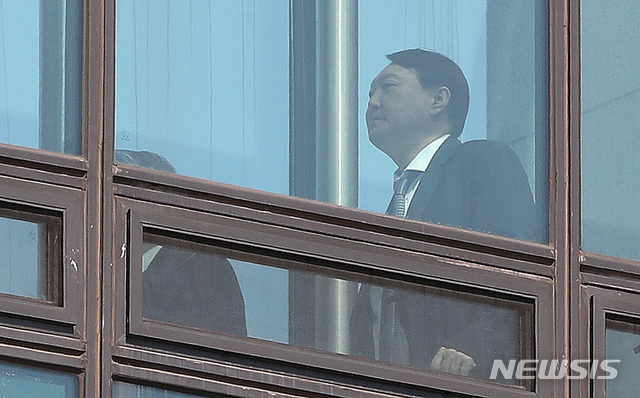 [서울=뉴시스] 최동준 기자 = 윤석열 검찰총장이 지난달 18일 서울 서초구 대검찰청에서 점심 식사를 하기 위해 구내 식당으로 이동하고 있다. 2020.03.18. photo@newsis.com