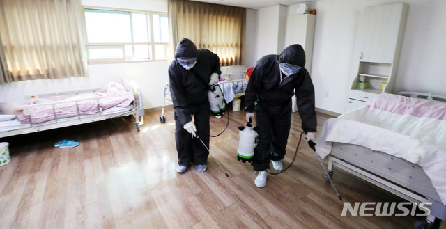 [서울=뉴시스]홍효식 기자 = 대구 요양병원 5곳에서 총 87명의 신종 코로나바이러스 감염증(코로나19) 확진 환자가 발생한 18일 서울 성동구 한 요양병원에서 구청 관계자들이 코로나19 예방을 위한 방역 소독 작업을 하고 있다. 2020.03.18. photo@newsis.com