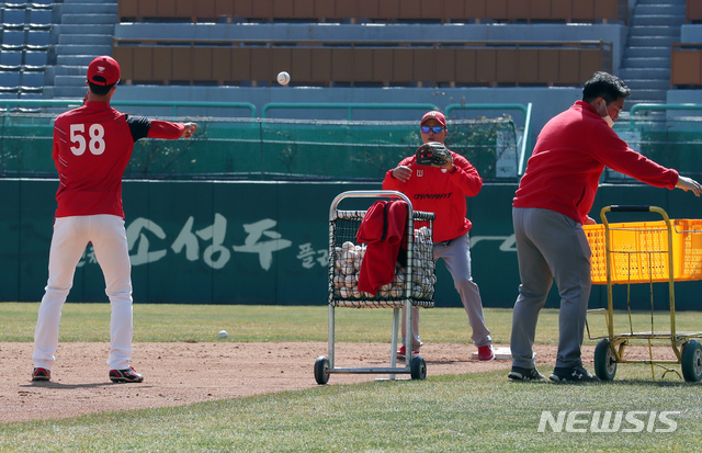 [인천=뉴시스] 이종철 기자 = 프로야구 SK 와이번스에서 신종 코로나바이러스감염증(코로나19) 검사를 받은 직원들이 모두 음성 판정을 받은 18일 오후 SK 선수단이 홈구장인 인천 문학동 SK행복드림구장에서 훈련을 재개하고 있다. 2020.03.18.  jc4321@newsis.com