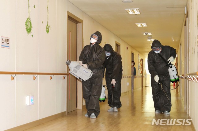 [서울=뉴시스]18일 서울 성동구에 위치한 요양병원에서 성동구청 관계자들이 신종 코로나바이러스 감염증(코로나19) 예방을 위해 방역 작업을 하고 있다. (사진=성동구 제공) 2020.03.18.photo@newsis.com