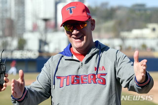 [광주=뉴시스] 류형근 기자 = 신종 코로나 바이러스 감염증(코로나19) 확산으로 2020프로야구 개막이 연기된 가운데 18일 오후 광주 북구 광주-기아챔피언스필드에서 KIA 타이거즈 맷 윌리엄스 감독이 인터뷰를 하고 있다. 2020.03.18. hgryu77@newsis.com