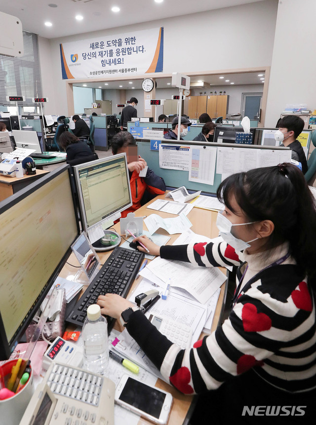 [서울=뉴시스] 박민석 기자 = 소상공인들이 18일 오후 서울 종로구 소상공인진흥공단 서울중부센터를 방문해 신종 코로나바이러스 감염증(코로나19) 피해 지원금과 관련한 상담을 받고 있다. 2020.03.18. photo@newsis.com