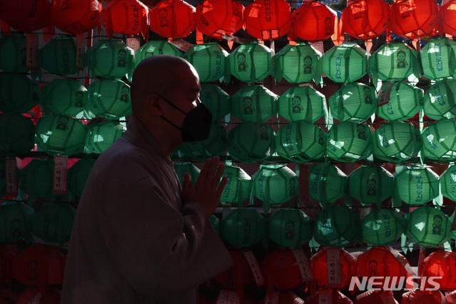 [서울=뉴시스] 박민석 기자 = 마스크를 착용한 스님이 18일 서울 종로구 조계사에서 합장을 하고 있다. 2020.03.21. mspark@newsis.com