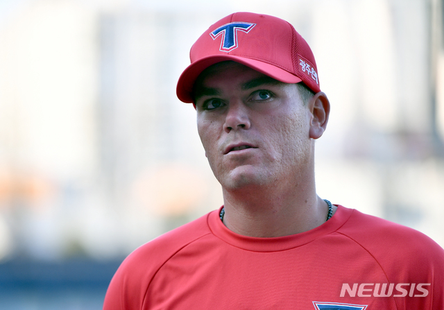 [광주=뉴시스] 류형근 기자 = 신종 코로나 바이러스 감염증(코로나19) 확산으로 2020프로야구 개막이 연기된 가운데 18일 오후 광주 북구 광주-기아챔피언스필드에서 KIA 타이거즈 애런 브룩스가 인터뷰를 하고 있다. 2020.03.18. hgryu77@newsis.com