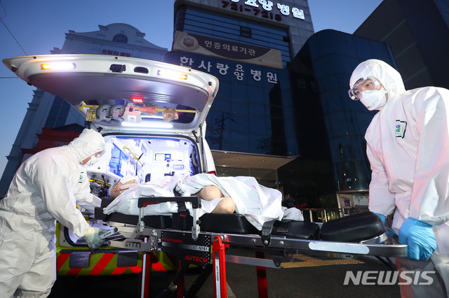 [대구=뉴시스]전신 기자 = 18일 환자와 직원 등 75명의 신종 코로나바이러스 감염증(코로나19) 확진자가 발생한 대구 서구 한사랑요양병원에서 환자가 이송되고 있다. 2020.03.21. photo1006@newsis.com