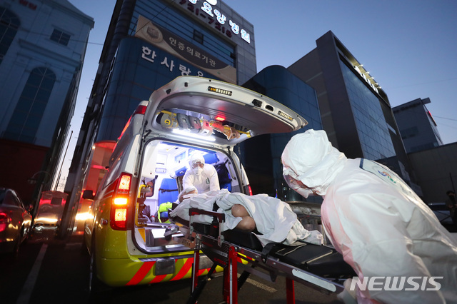 [대구=뉴시스]전신 기자 = 신종 코로나바이러스 감염증(코로나19) 확진자가 집단 발생한 대구의 한 요양병원에서 지난달 환자가 이송되고 있다. 2020.03.18.  photo1006@newsis.com