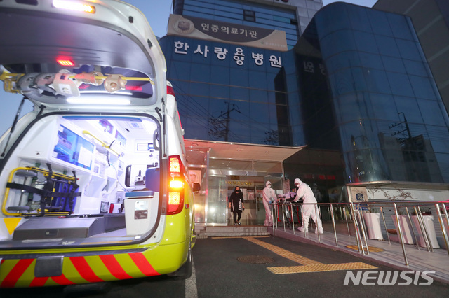 [대구=뉴시스]전신 기자 = 18일 환자와 직원 등 75명의 신종 코로나바이러스 감염증(코로나19) 확진자가 발생한 대구 서구 한사랑요양병원에서 환자가 이송되고 있다. 2020.03.18.&nbsp; photo1006@newsis.com
