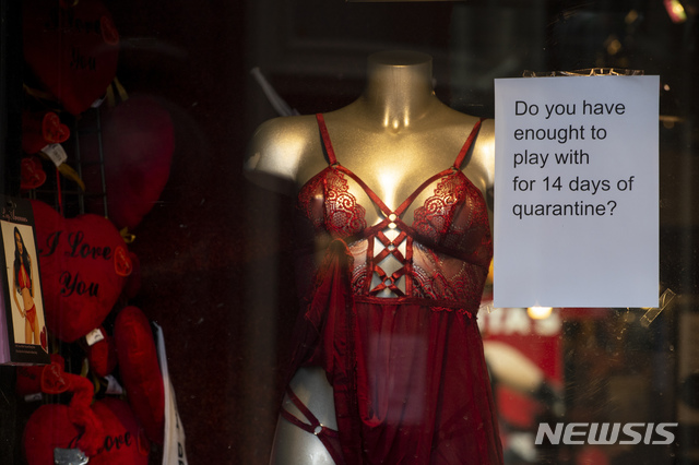 [암스테르담=AP/뉴시스] 18일 네덜란드 도시의 홍등가 섹스숍에 코로나 19 자가격리와 연관 지어 상품을 선전하는 포스터가 붙어 있다. 14일간의 격리 기간을 지루하지 않게 보낼 물건들을 충분히 확보했느냐고 묻고 있다. 사망자가 40명을 넘어선 네덜란드의 정부는 이웃 프랑스 등과 같이 긴급한 용무가 아니면 밖에 나오지 말고 집안에서 머물러 있으라고 국민들에게 요구했다. 2020. 3. 18.&nbsp; 